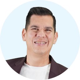 Juan Manuel Concha, agente de seguros licenciado en Florida, Texas, Carolina del Norte e Illinois.
